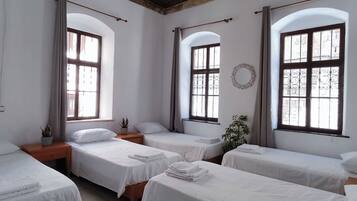 Single Bed in Male Dormitory | VerdunkelungsvorhÀnge, kostenloses WLAN, BettwÀsche