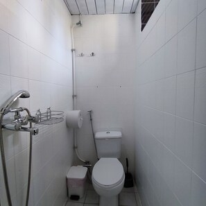 Single Bed in Male Dormitory | Bathroom | Shower, hair dryer, bidet, towels