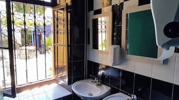 Single Bed in Male Dormitory | Salle de bain | Douche, sĂšche-cheveux, bidet, serviettes fournies