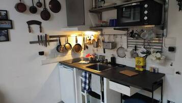 Fridge, oven, coffee/tea maker, electric kettle