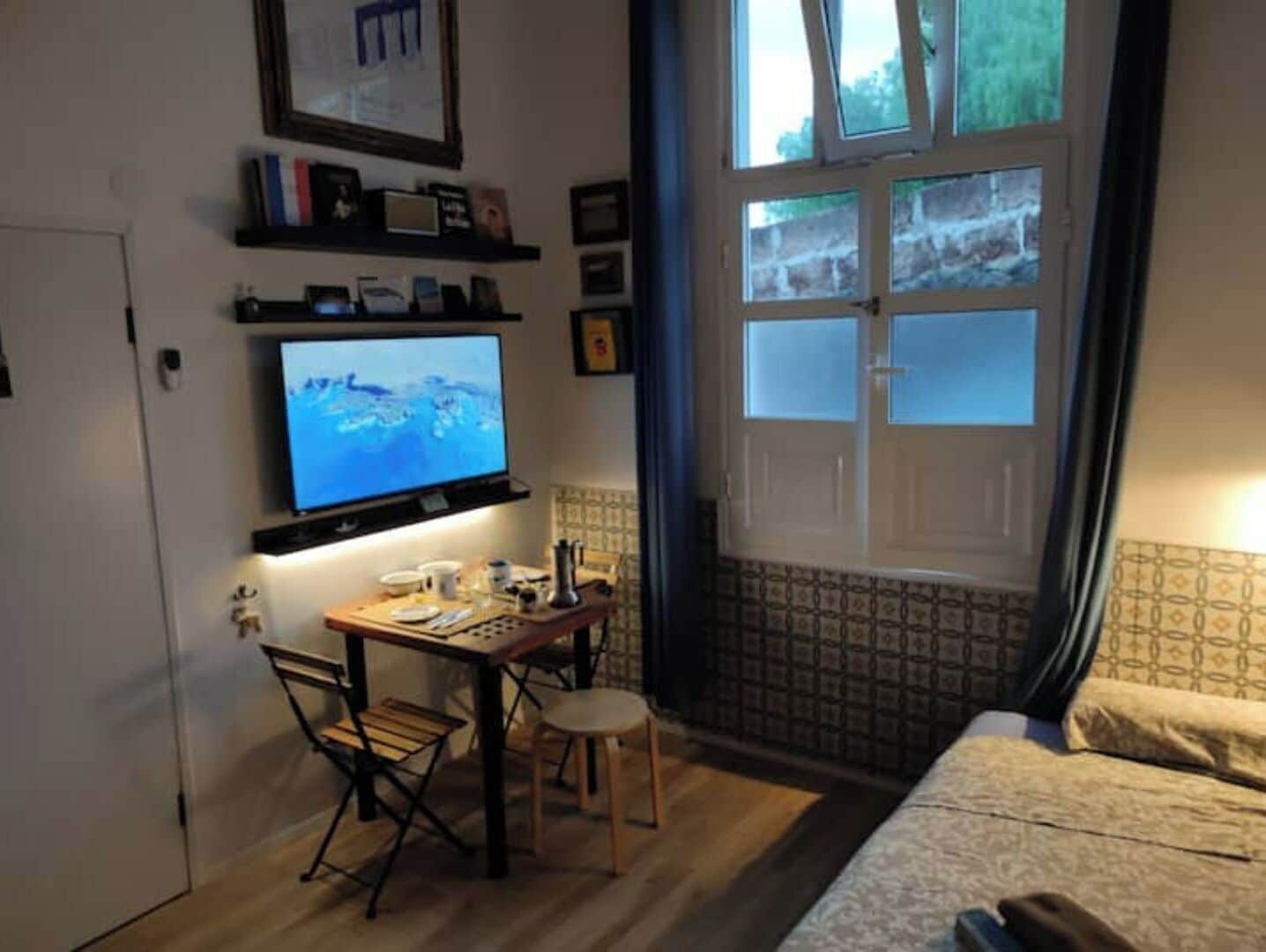 1 chambre, bureau, fer et planche à repasser, lit parapluie