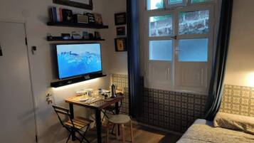 1 chambre, bureau, fer et planche Ă repasser, lit parapluie