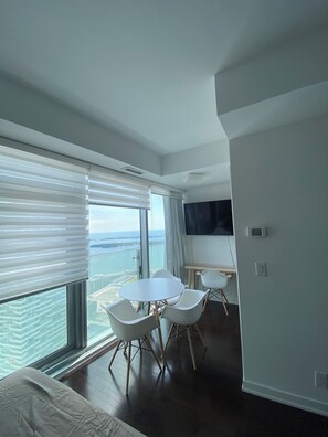 Suíte estúdio superluxo | Área de estar | TV LED 30 polegadas com canais de TV premium