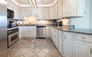 Private kitchen - Phoenix East 1406 3 Bedroom Condo (Orange Beach)
