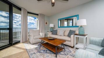 Appartement, 2 slaapkamers | Woonruimte | Een dvd-speler