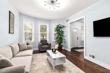 Island View Oasis 4 Bedroom Home by Redawning