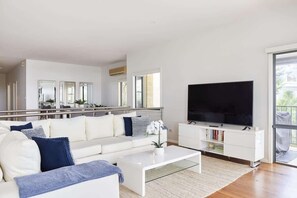 TV, offices - Family Retreat, Bay Views, 5 Mins Bagnall's Beach (Nelson Bay)