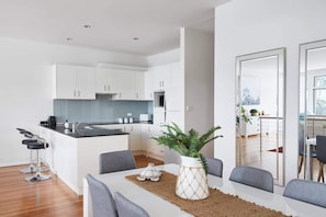 Geladeira, micro-ondas, fogão, cooktop