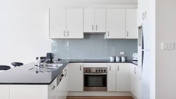 Jääkaappi, mikroaaltouuni, uuni, liesi