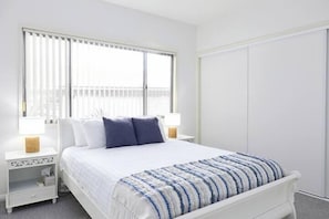 4 habitaciones, tabla de planchar con plancha, wifi y ropa de cama