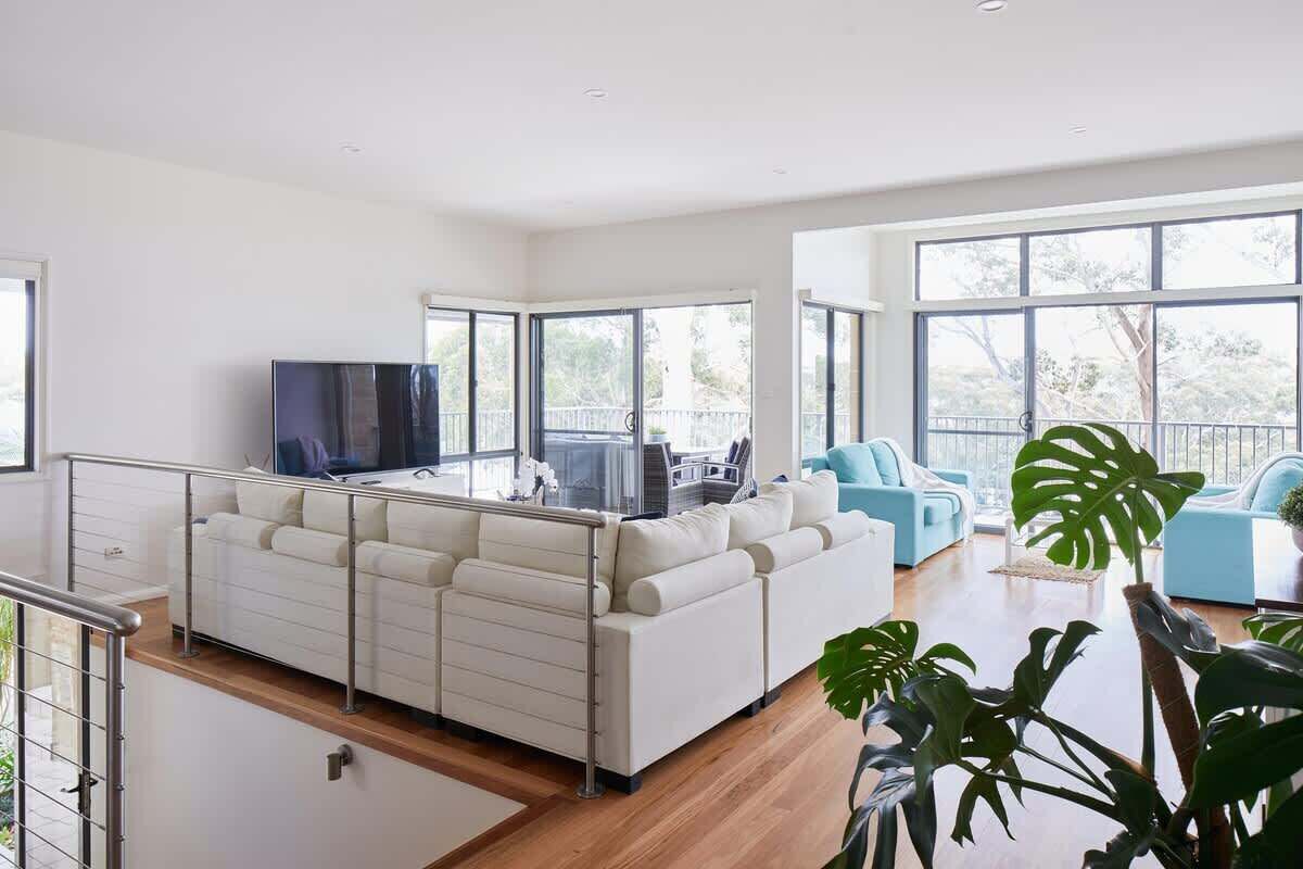 Televisión y oficina 