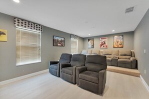 Living area - Spacious & Bright W/all The Amenities-4911cg 8 Bedroom Home by RedAwning (Davenport)