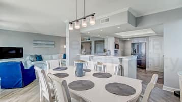 Kondominium, 3 kamar tidur | Tempat makan