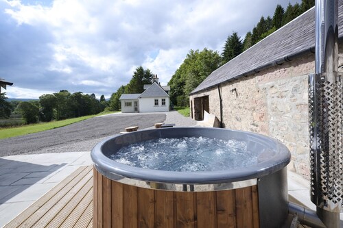 Waterfront gem with hot tub by Loch Ness  -Middleton Farmhouse