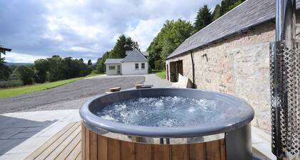 Waterfront gem with hot tub by Loch Ness -Middleton Farmhouse