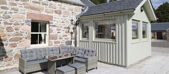 Waterfront gem with hot tub by Loch Ness  -Middleton Farmhouse