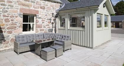 Waterfront gem with hot tub by Loch Ness -Middleton Farmhouse