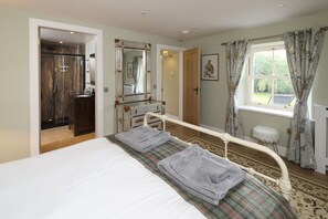 3 bedrooms, iron/ironing board, travel cot, WiFi - Waterfront gem with hot tub by Loch Ness  -Middleton Farmhouse (Inverness)