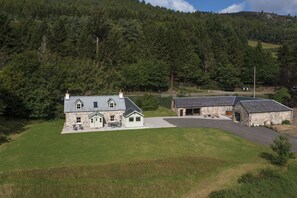 Exterior - Waterfront gem with hot tub by Loch Ness  -Middleton Farmhouse (Inverness)