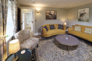 Een smart-tv, een open haard, een tafeltennistafel en boeken