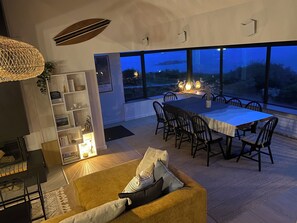 智能电视、壁炉、书、立体声音响