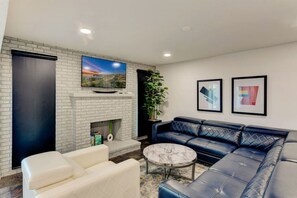 Smart-TV, Kamin, Tischfußball, Bücher