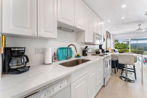Private kitchen | Full-size fridge, microwave, oven, stovetop