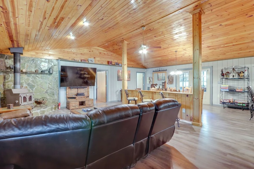 Large Cabin W/hot Tub, Pool Table, Game Room & Fire Pit!. Pet Friendly - Clermont, GA