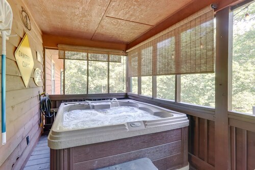 Large Cabin w/Hot Tub, Game Room & Fire Pit! 15 min from Helen. Pet Friendly