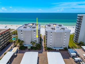 Um hotel com piscina no terraço com vista para a praia.