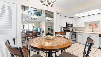 Condo, nhiều giường, quang cảnh một góc biển (305-S) | Khu ăn uống