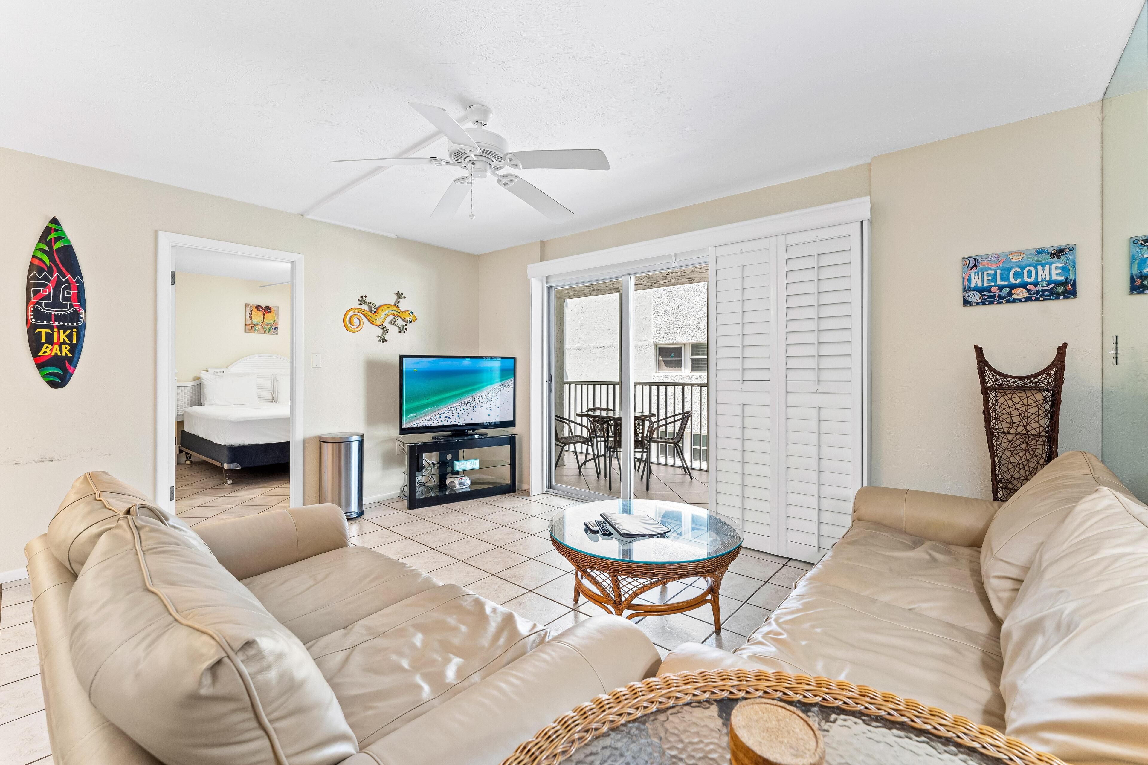 Condo, nhiều giường, quang cảnh một góc biển (305-S) | Khu phòng khách | TV 32-inch có truyền hình cáp 