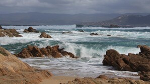 A rocky shoreline with waves crashing against the rocks. - Propriano Chalet near Sandy Beaches (Propriano)