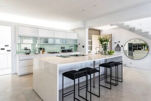 Geladeira, micro-ondas, fogão, cooktop