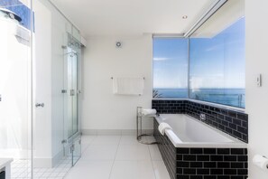 Shower, hair dryer, bidet, towels - 26OnFirst: UPS, Sea Views & Personalised Service (Cape Town)