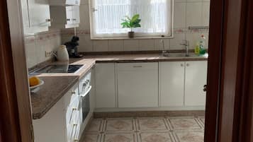 Coffee/tea maker, fridge, oven, stovetop