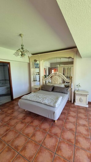 2 slaapkamers, een strijkplank/strijkijzer, gratis wifi, beddengoed