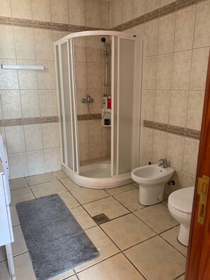 Vasca idromassaggio, asciugacapelli, bidet, asciugamani