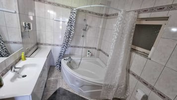 Een bubbelbad, een haardroger, een bidet, handdoeken