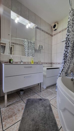 Baignoire à jets, sèche-cheveux, bidet, serviettes fournies