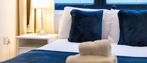 Desk, iron/ironing board, WiFi, bed sheets