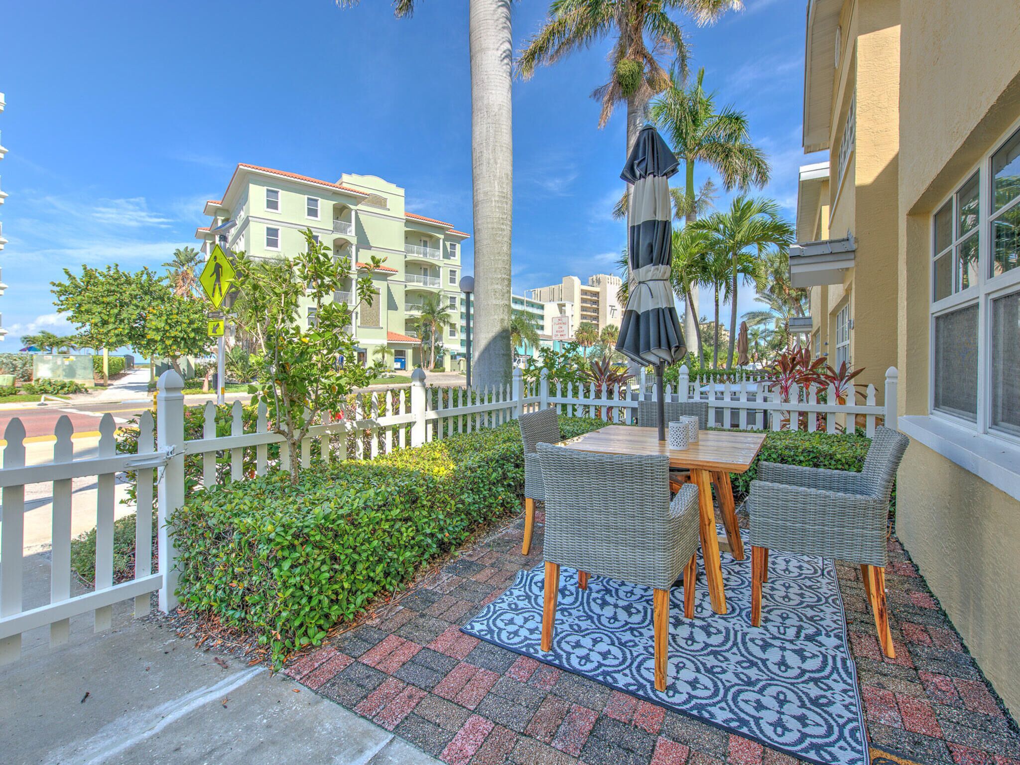 Sea La Vie 2 bedroom with private patio and Beach Views