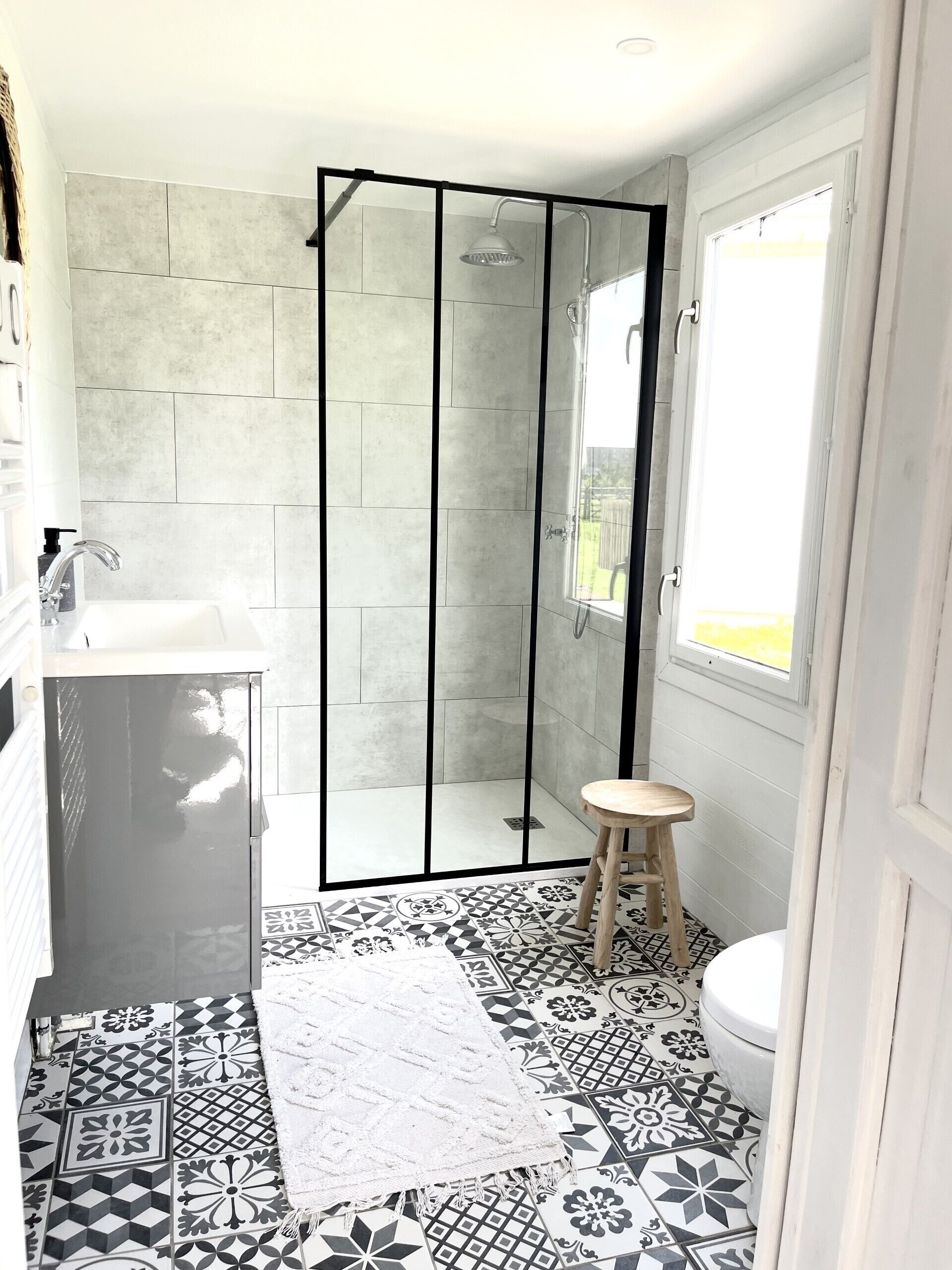 Serviettes fournies, papier toilette