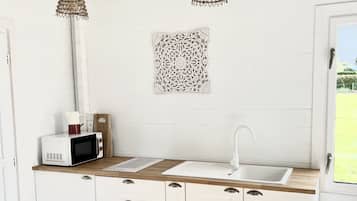 Réfrigérateur, micro-ondes, plaque de cuisson, cafetiÚre/bouilloire