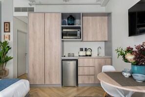 Classic Studio | Private kitchen | Fridge, microwave, oven, stovetop - One Thibault 1805 (Cape Town)