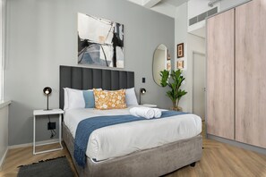 Classic Studio | Laptop workspace, iron/ironing board, free WiFi, bed sheets - One Thibault 1805 (Cape Town)