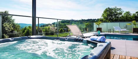 Outdoor spa tub