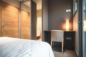 4 Schlafzimmer, Zimmersafe, Schreibtisch, Bügeleisen/Bügelbrett