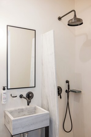 Shower, rainfall showerhead, hair dryer, towels - aniko suites White Alley  (Mykonos)