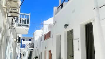 1 makuuhuone, ylelliset vuodevaatteet, tallelokero huoneessa, työpöytä